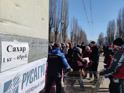«Ещё и закруточки впереди!». Как белгородцы сходили за покупками на километровую продовольственную ярмарку